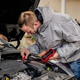 Einhell Batterie-Ladegerät CE-BC 2 M rot/schwarz, für Kfz- und Motorradbatterien